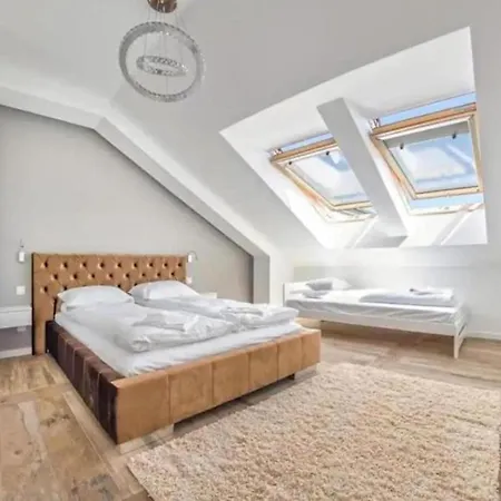 Golden - Cozy And Bright - Great Location &swietej Barbary Apartment *